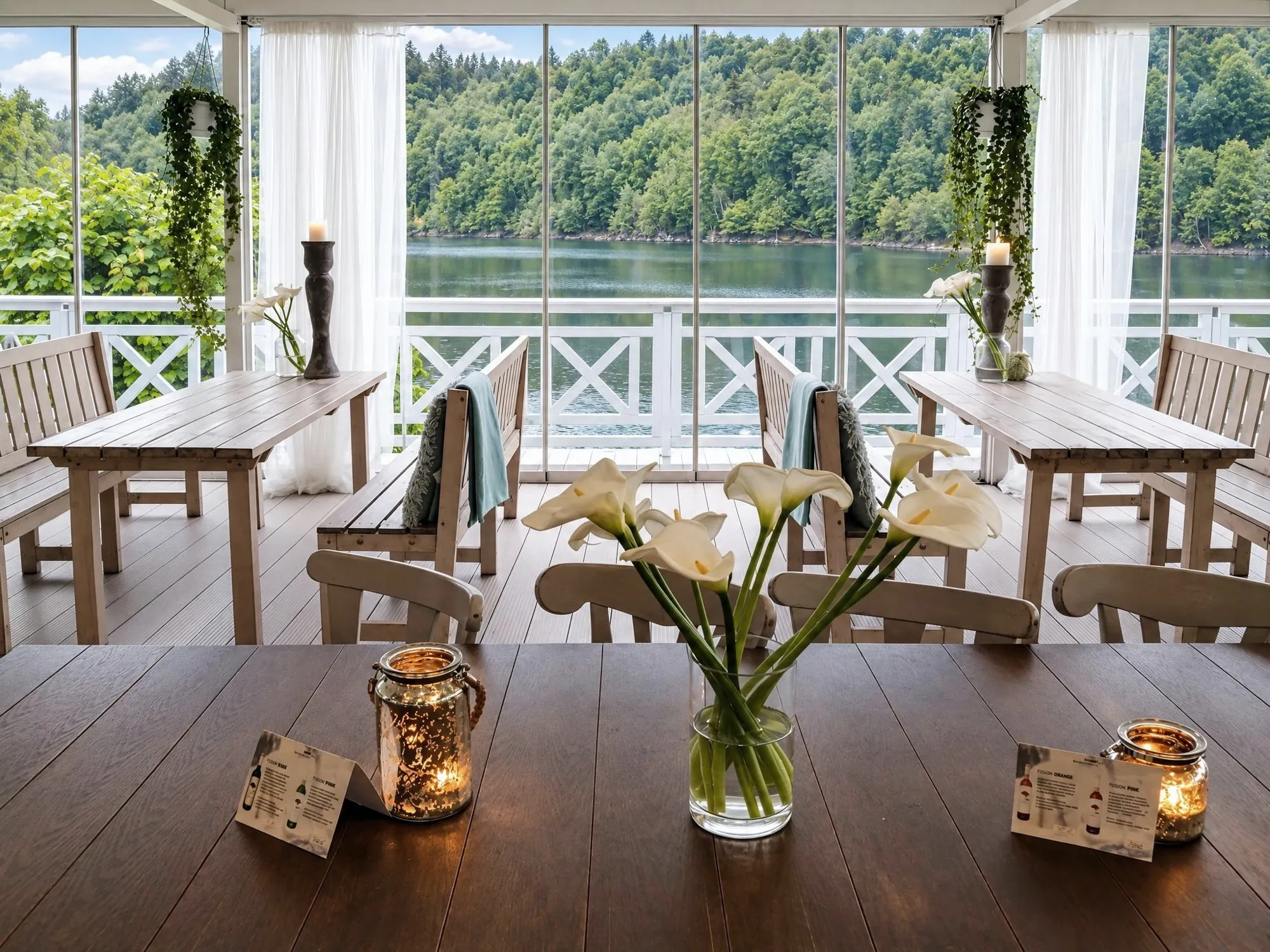 Sala restauracji z widokiem na jezioro i las